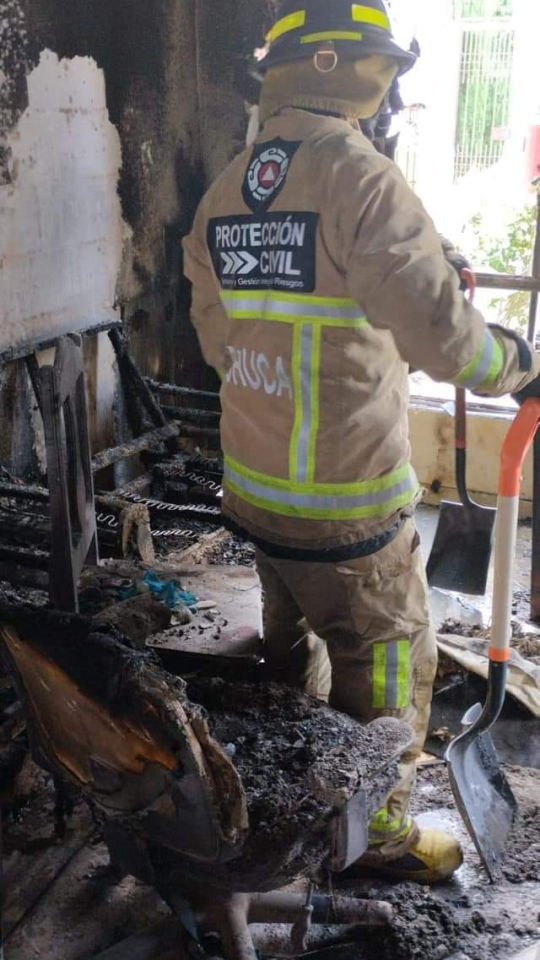 Casa es consumida por el fuego en Pachuca