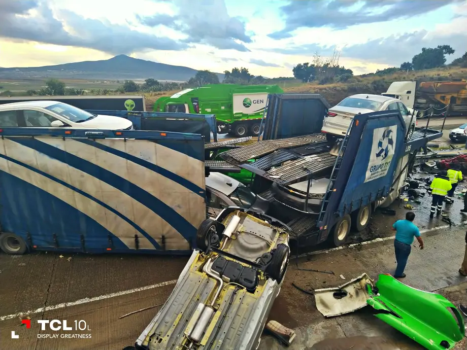 #Video: Impactan tráiler portacoches y tractocamión en Arco Norte, a la altura de Tepeapulco