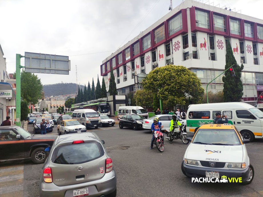 Estudiantes de El Mexe bloquean calles de Pachuca