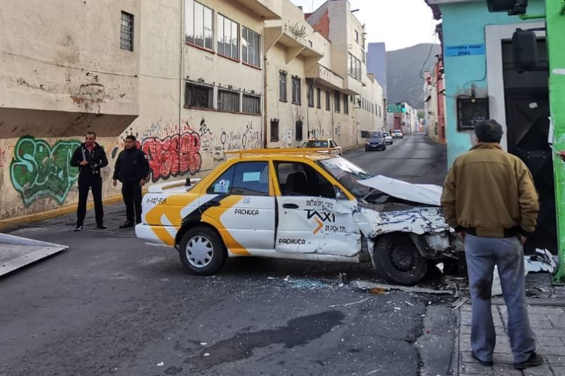 Impactan taxi y urvan de transporte público en el centro de Pachuca