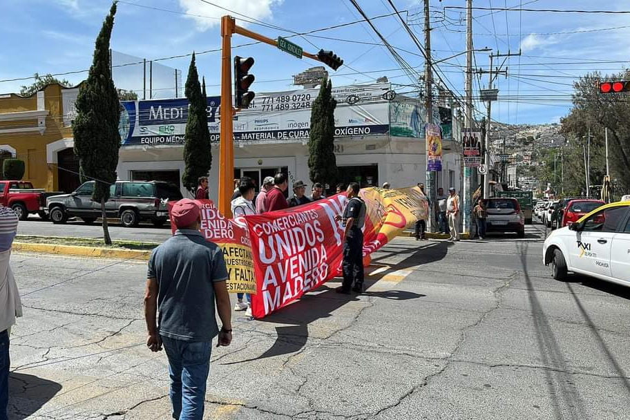 #Ojo ❗ Comerciantes, inconformes con ciclovía, bloquean avenida de Pachuca