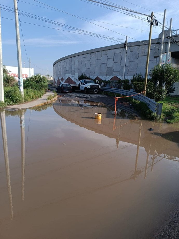 #PesadillaVial ⚠️ Siguen cayendo vehículos en el megabache del sur de Pachuca