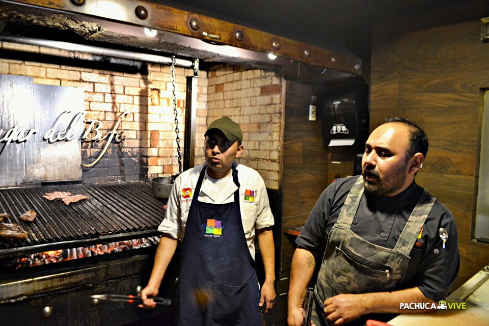 #DíaDelParrillero 🥩 'El Rolas' lleva 23 años liderando la reconocida parrilla de El Lugar del Bife