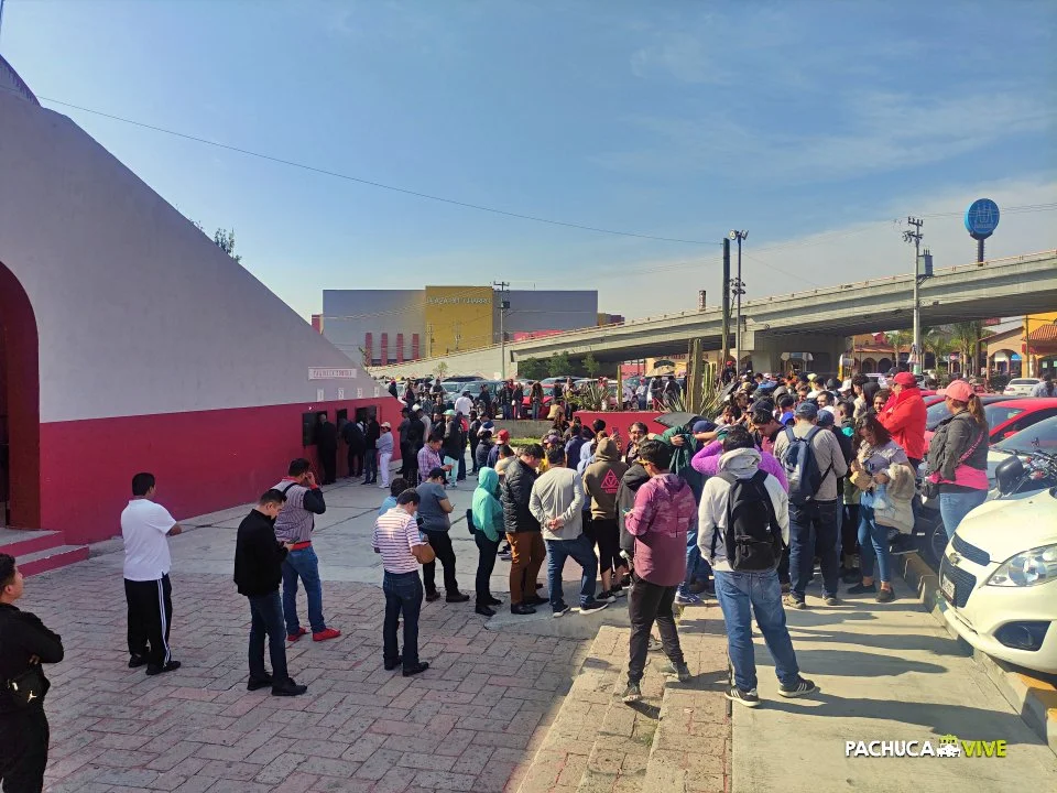 #Furor Así Las Filas En El Inicio De Venta De Boletos Del Palenque ...