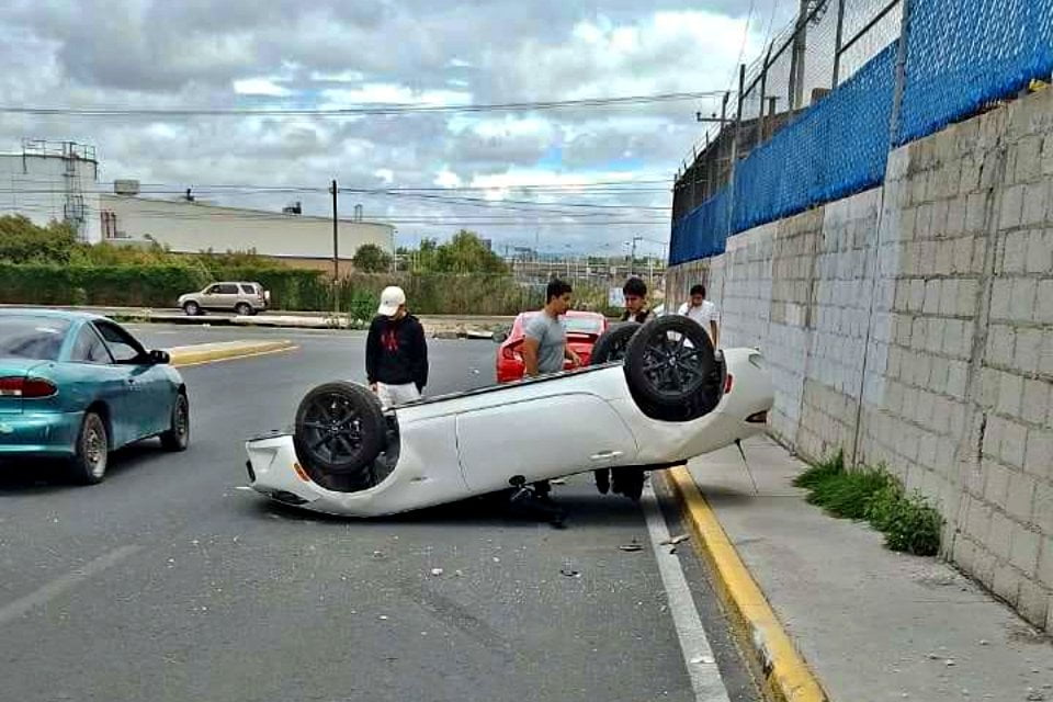 #Accidente 😮 Jóvenes se voltean en auto convertible en Zona Plateada