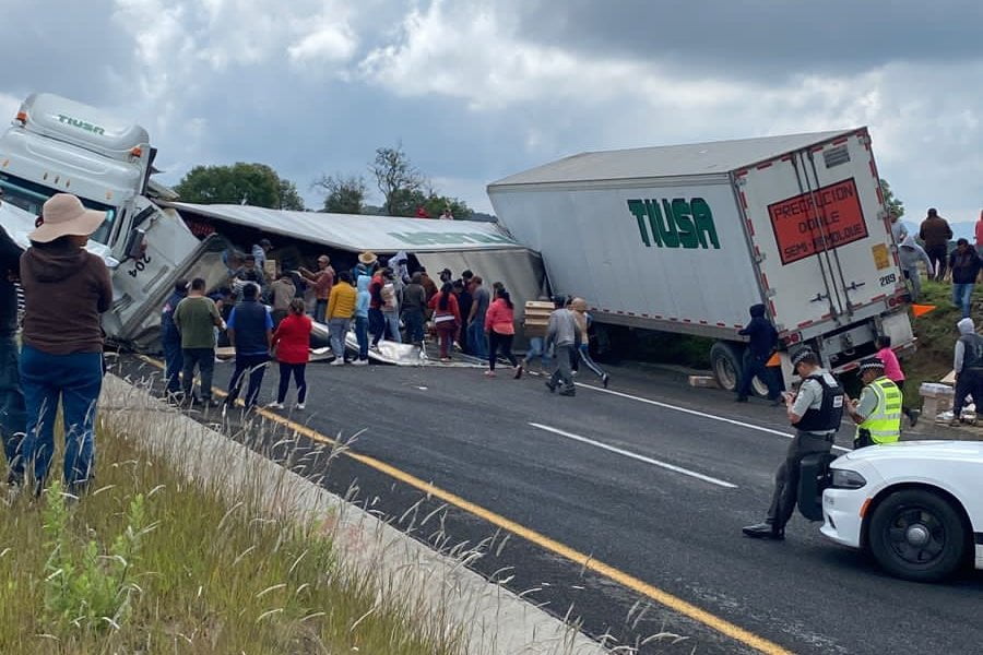 Se accidenta tráiler en el Arco Norte y la rapiña se hace presente