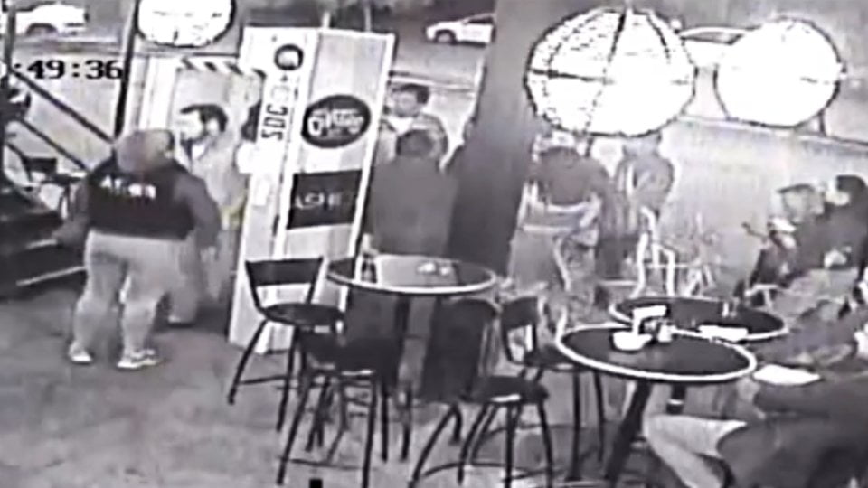 Difunden video del altercado en que un cliente fue herido en el bar Tres Copitas