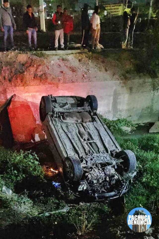 Vuelca vehículo y acaba en el canal... accidente atrás del Gota de Plata