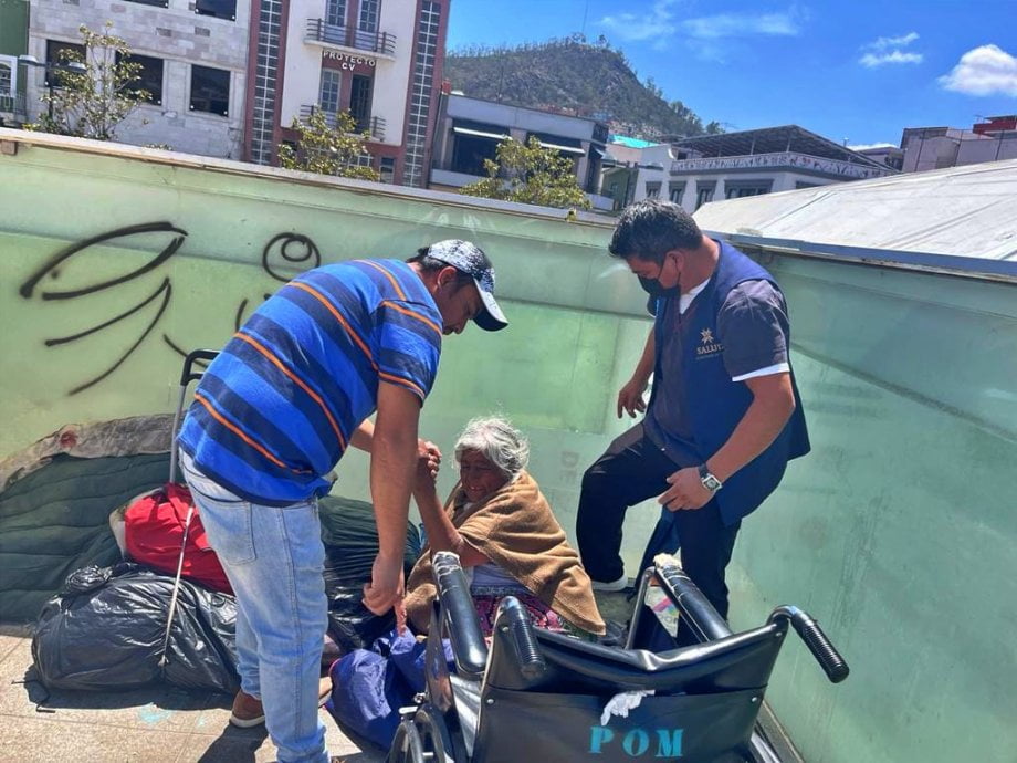 ¡Bravo! Rescata Salud Hidalgo a adulta mayor que se encontraba en condición de calle en el centro de Pachuca