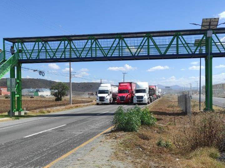 Con magueyes y llantas, bloquean la carretera Pachuca - Sahagún