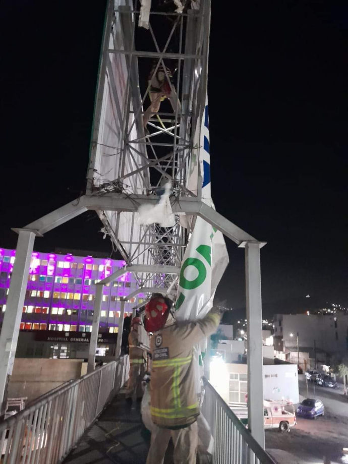 Cierran parcialmente avenida e inhabilitan puente peatonal en Pachuca por riesgo de colapso