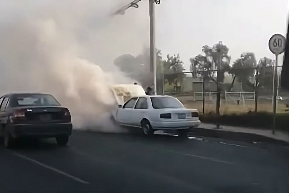 ¡#SeQuema! 🔥 Así se incendió un auto en bulevar Felipe Ángeles de Pachuca (video)