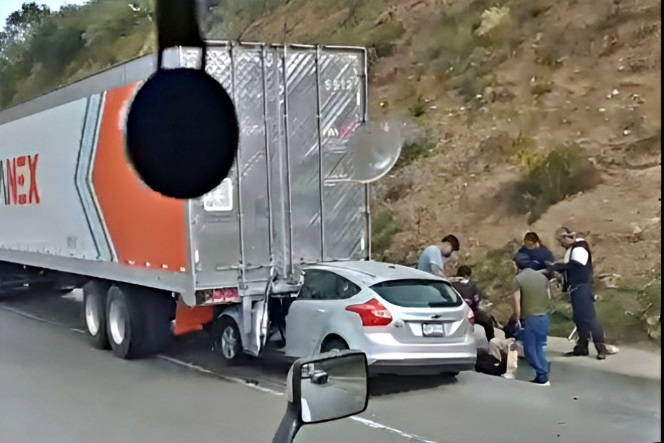 #ArcoNorte 😨 Se incrusta auto contra tráiler en el tramo Calpulalpan - Ciudad Sahagún