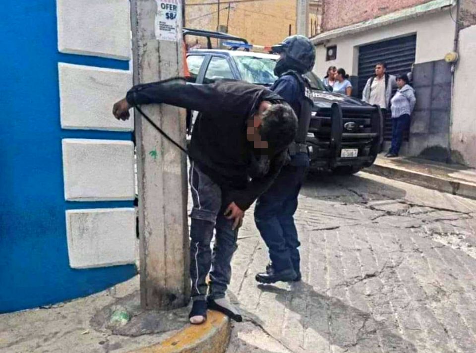 #Capturado 🚨 Presunto ladrón es sometido y amarrado por vecinos en colonia de Pachuca
