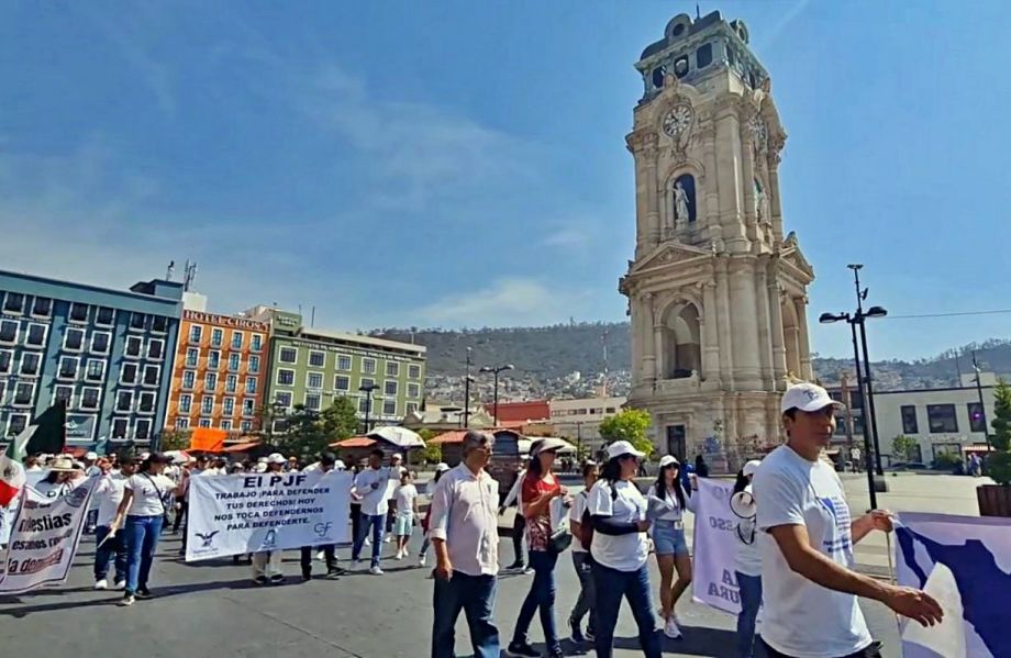 Manifestantes del Poder Judicial federal y agregados marchan este domingo en Pachuca