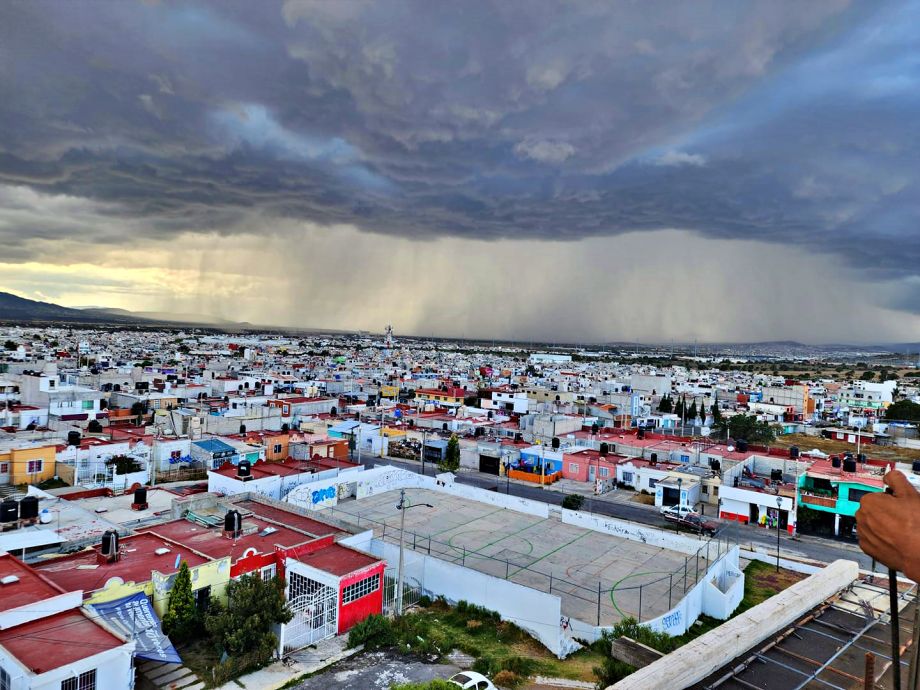 #Fotos 🌧 Así luce el cielo esta tarde de tormenta en Pachuca