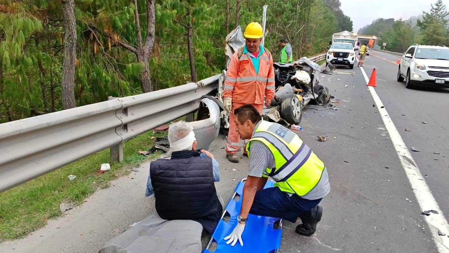 Conductor salió vivo de milagro: así quedó su vehículo tras escalofriante accidente en Acaxochitlán