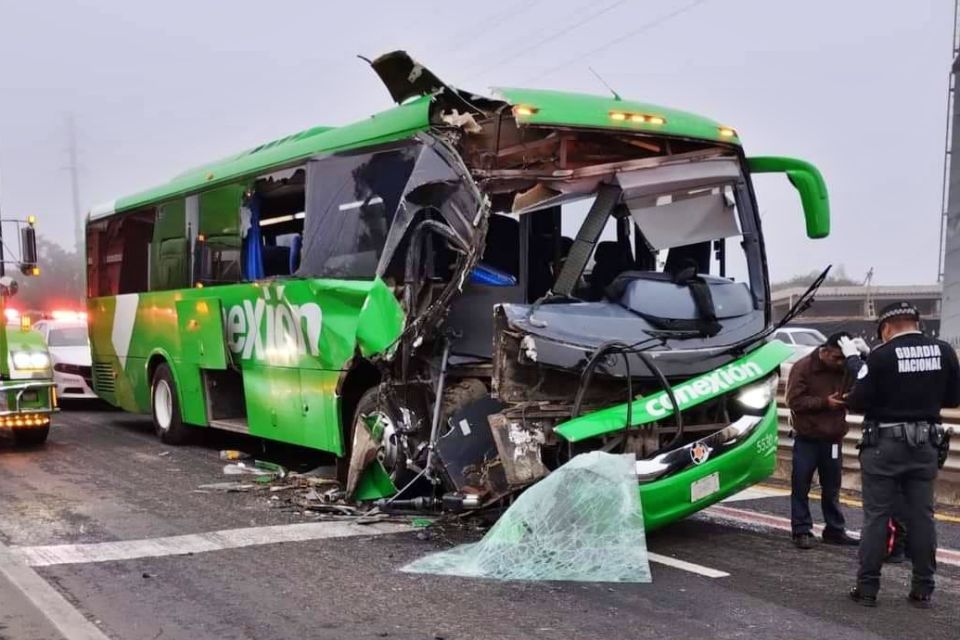 Autobús de pasajeros se estrella contra tráiler en Tulancingo