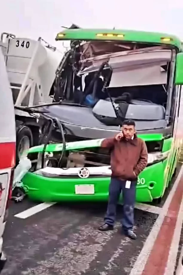 Autobús de pasajeros se estrella contra tráiler en Tulancingo