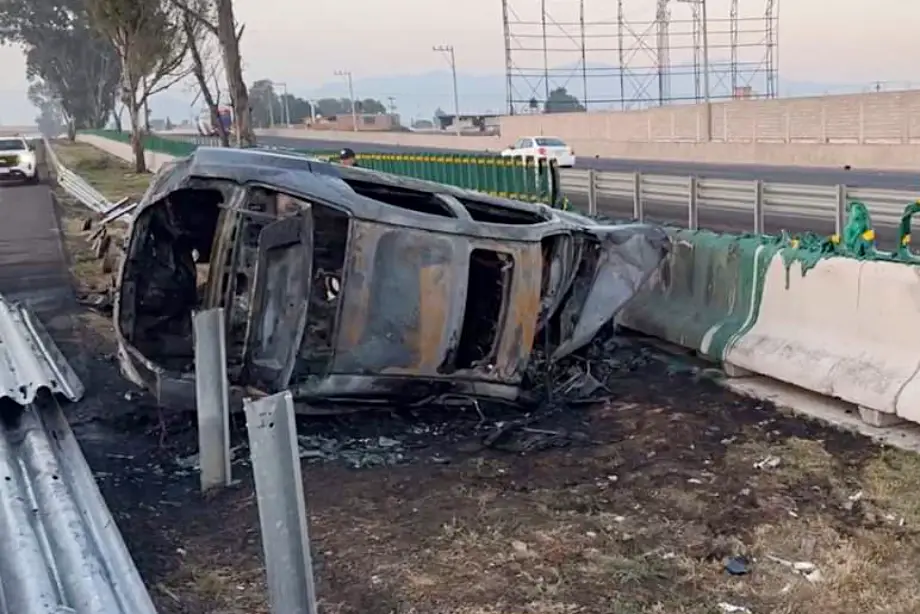 Auto vuelca y se incendia en la autopista México-Pachuca