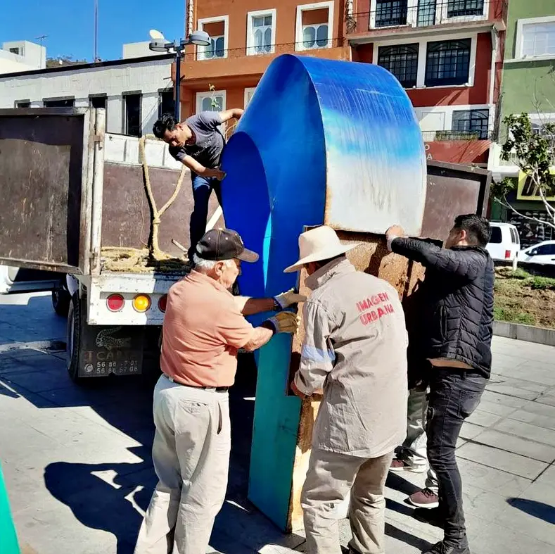 Retiran letra gigante del centro de Pachuca por daños; sujetos se colgaron hasta colapsarla