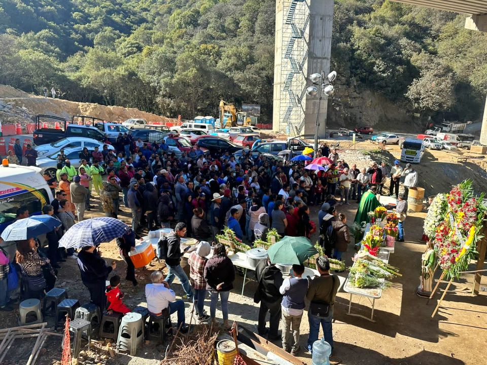 Realizan misa en memoria de fallecidos por colapso en la carretera Real del Monte - Huasca