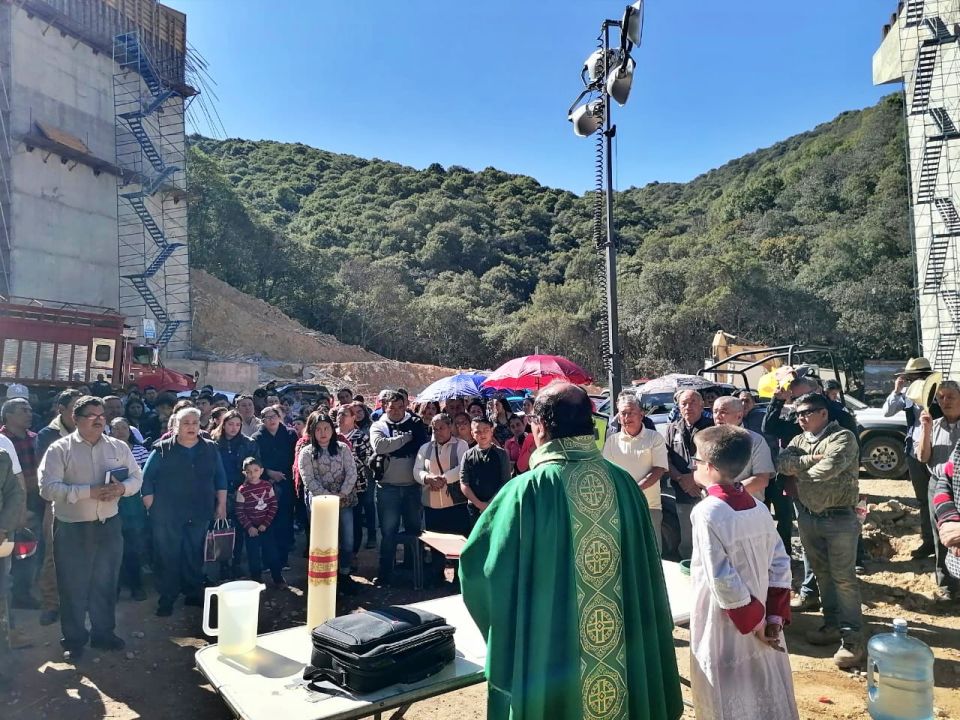 Realizan misa en memoria de fallecidos por colapso en la carretera Real del Monte - Huasca