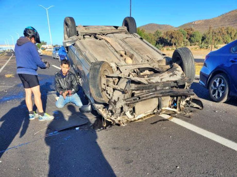 Volteado, así acabó un automóvil tras sufrir fuerte volcadura en la Pachuca-Sahagún