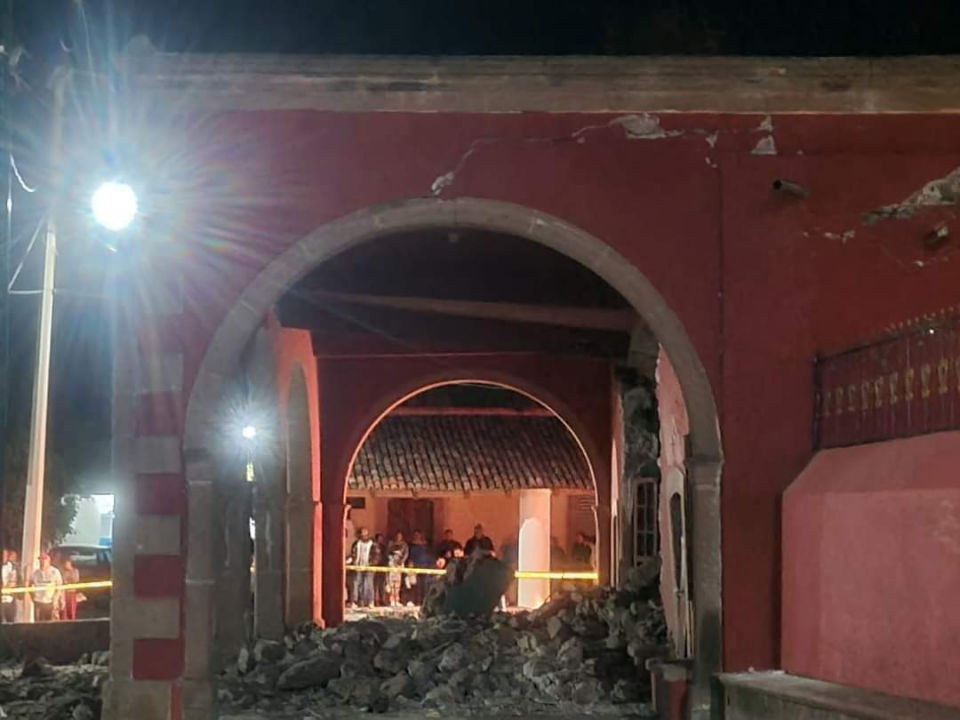 Posada acaba en explosión de pirotecnia en Pueblo Mágico de Hidalgo; iglesia resultó dañada