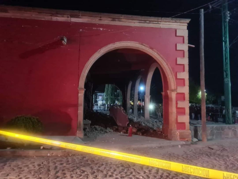 Posada acaba en explosión de pirotecnia en Pueblo Mágico de Hidalgo; iglesia resultó dañada