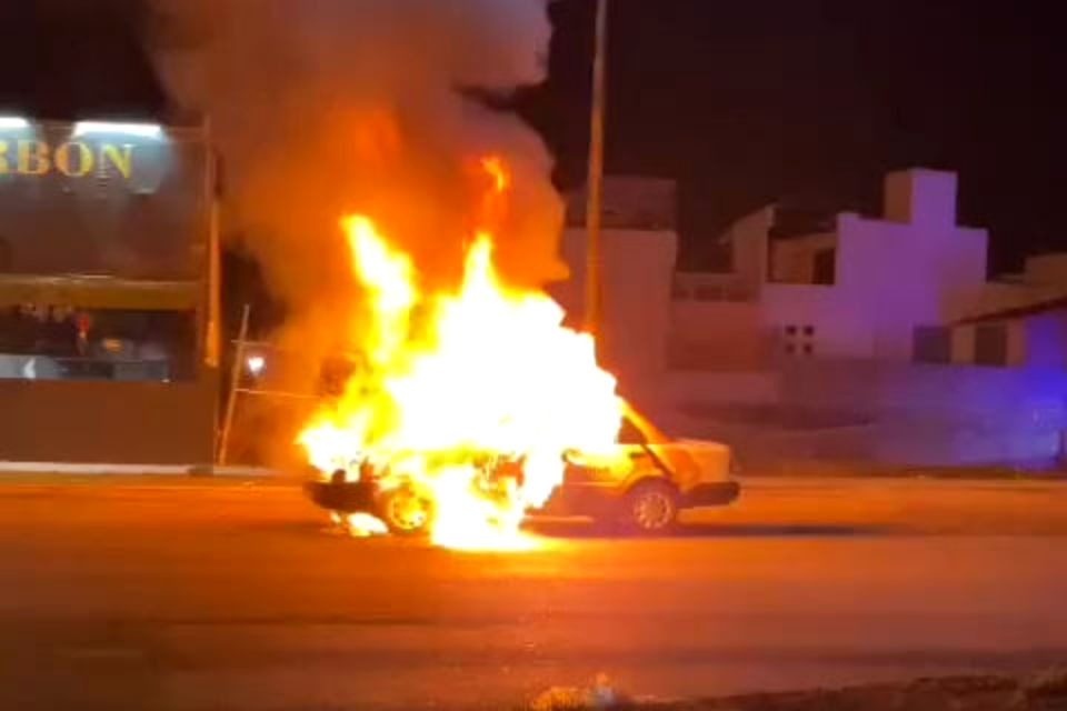 #Video: Taxi es consumido por el fuego en Zona Plateada de Pachuca