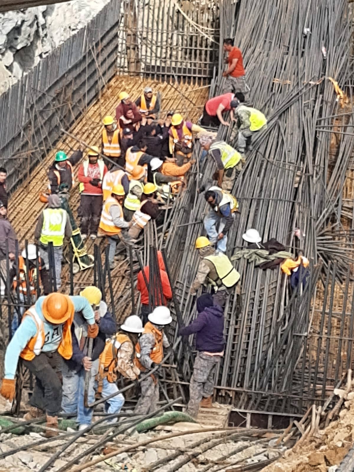 ¡Otra vez! Se desploma estructura sobre trabajadores en obras de la Real del Monte-Huasca (fotos y video)