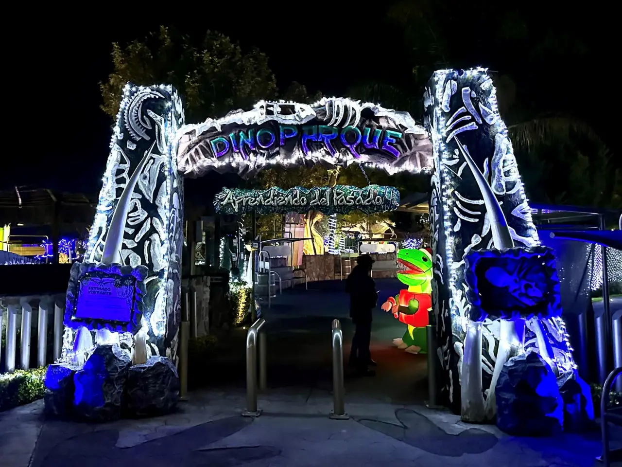 #Galería: Dinoparque iluminado, los dinosaurios se pusieron navideños en Pachuca