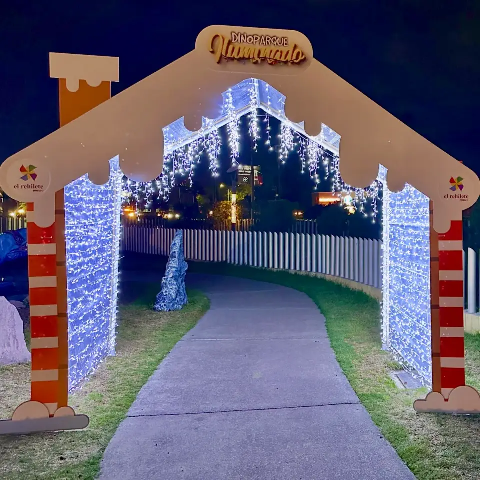 #Galería: Dinoparque iluminado, los dinosaurios se pusieron navideños en Pachuca