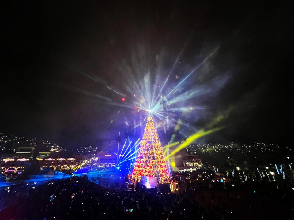 Con luces y pirotecnia, así encendieron el árbol navideño en plaza Juárez de Pachuca (fotos y videos)