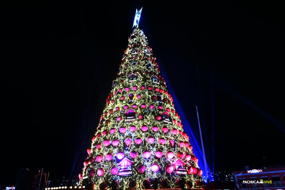 Con luces y pirotecnia, así encendieron el árbol navideño en plaza Juárez de Pachuca (fotos y videos)