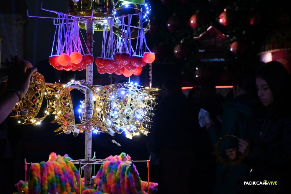 Con luces y pirotecnia, así encendieron el árbol navideño en plaza Juárez de Pachuca (fotos y videos)