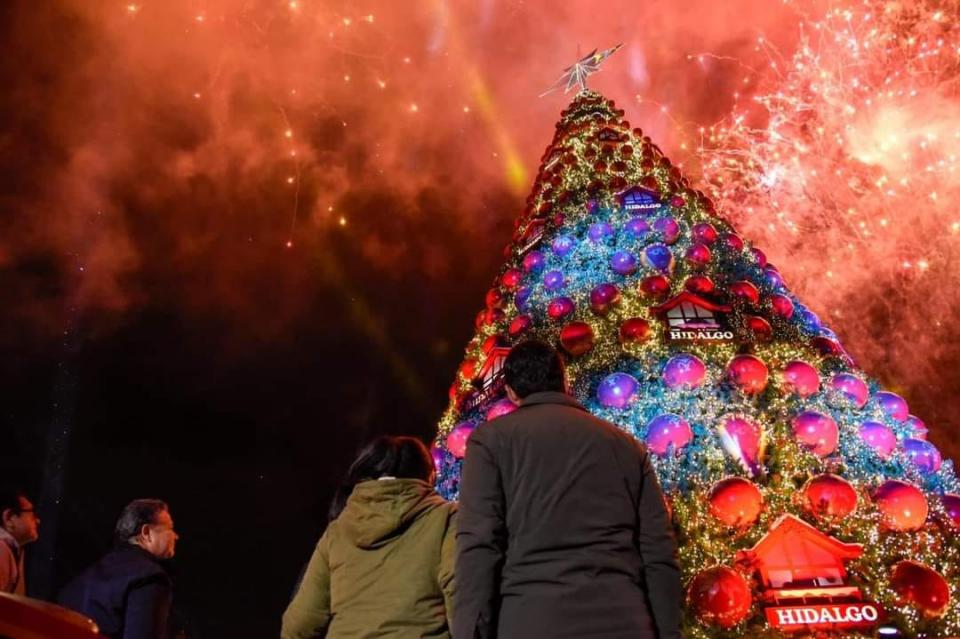 Con luces y pirotecnia, así encendieron el árbol navideño en plaza Juárez de Pachuca (fotos y videos)