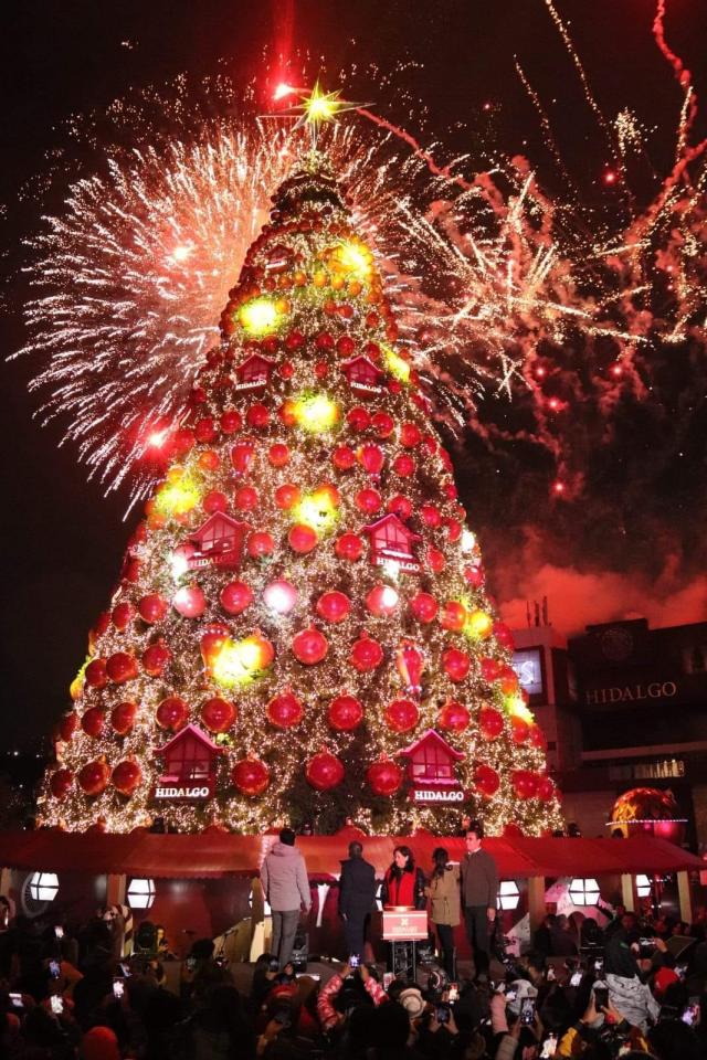 Con luces y pirotecnia, así encendieron el árbol navideño en plaza Juárez de Pachuca (fotos y videos)