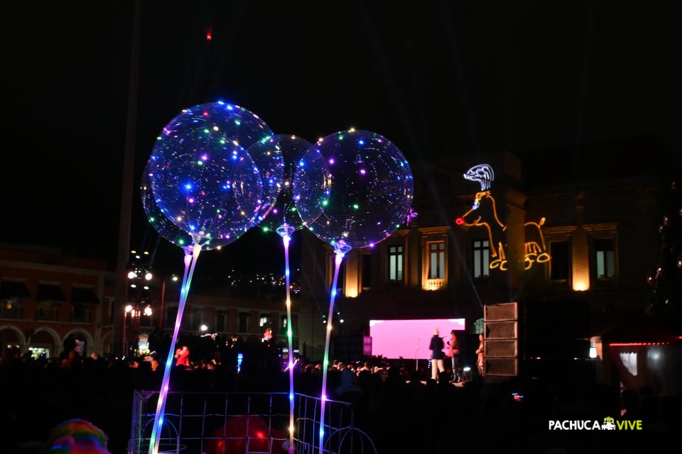 Con luces y pirotecnia, así encendieron el árbol navideño en plaza Juárez de Pachuca (fotos y videos)