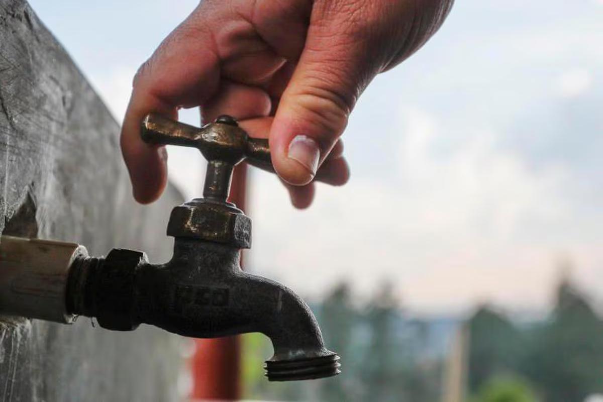 Anuncian afectaciones en el suministro de agua en zona de Pachuca por reparación de fuga