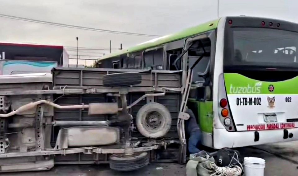 Aparatosa carambola entre auto, camioneta y Tuzobús; ocurrió al sur de Pachuca