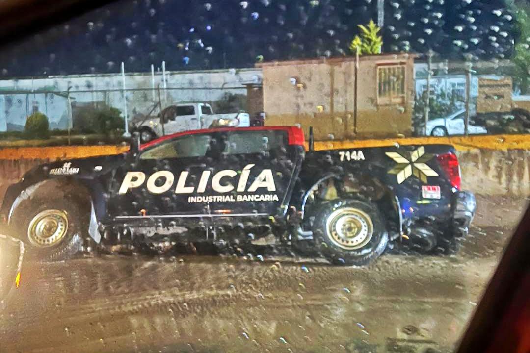 ¡Camioneta se va al hoyo! Van cuatro vehículos caídos en el mismo bulevar en dos semanas