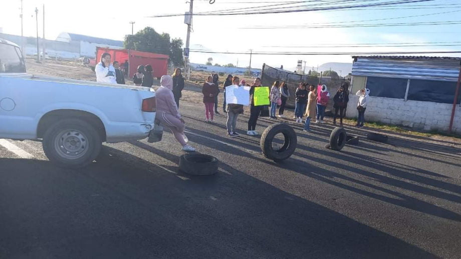 Padres de familia bloquean la carretera Pachuca-Actopan por conflicto escolar