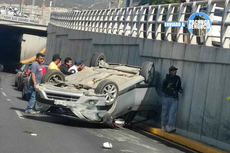 Se voltea automóvil en paso a desnivel del viaducto Río de las Avenidas