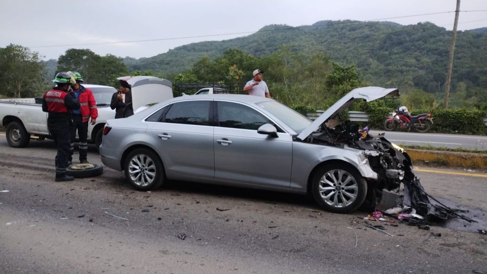 Así quedaron dos autos al impactar este martes en carretera de Hidalgo