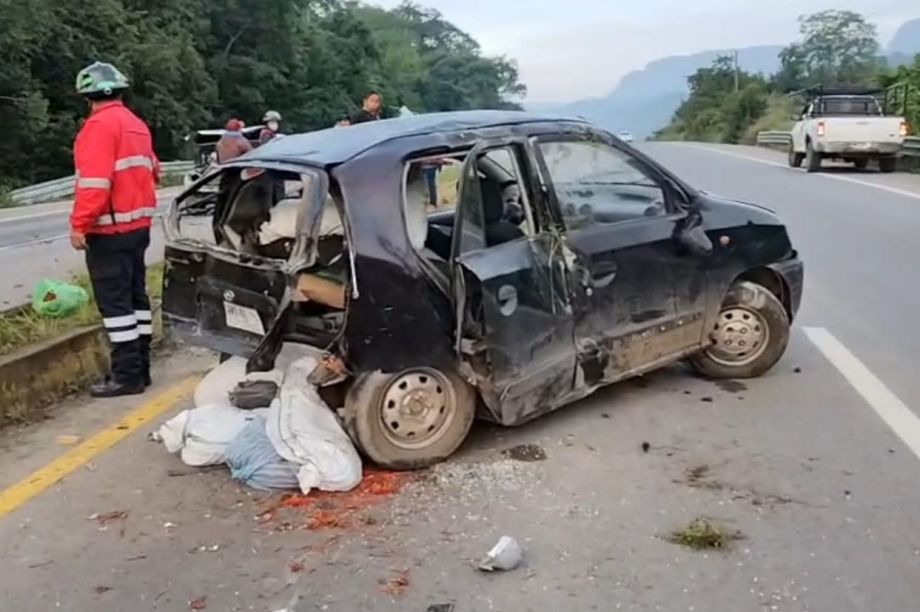 Así quedaron dos autos al impactar este martes en carretera de Hidalgo