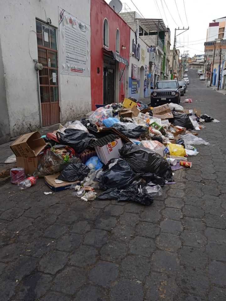 Ante crisis de recolección, protestan vecinos en Pachuca colocando basura en medio de las calles