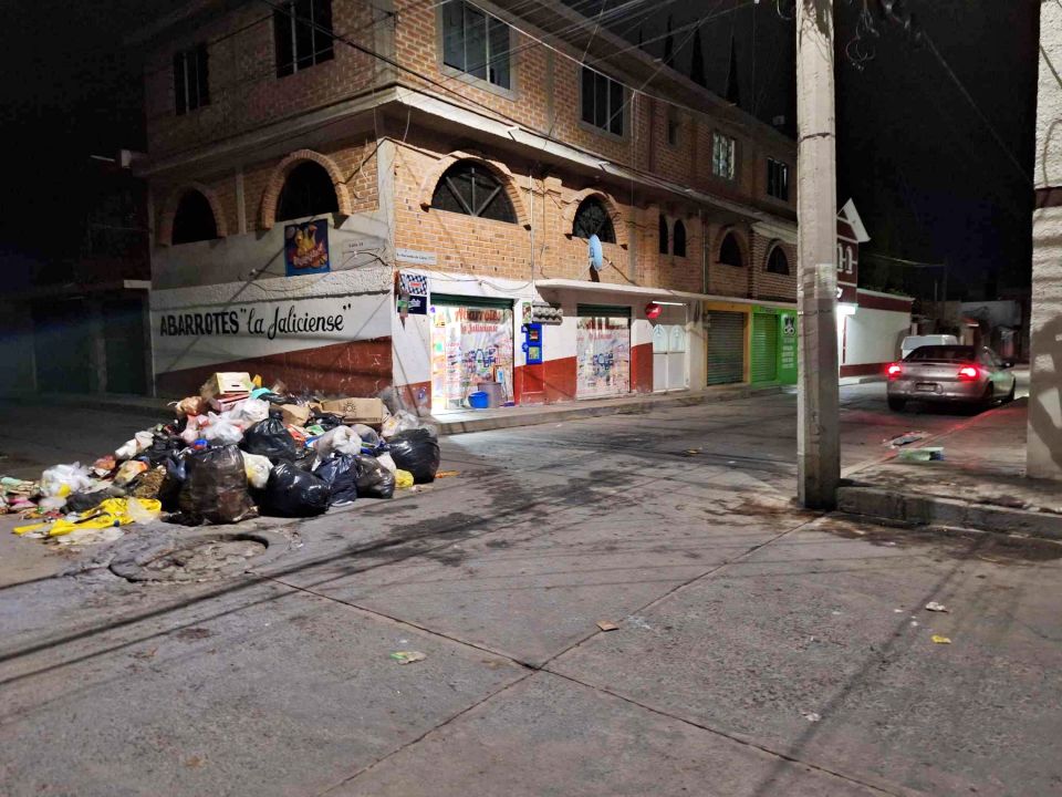 Ante crisis de recolección, protestan vecinos en Pachuca colocando basura en medio de las calles