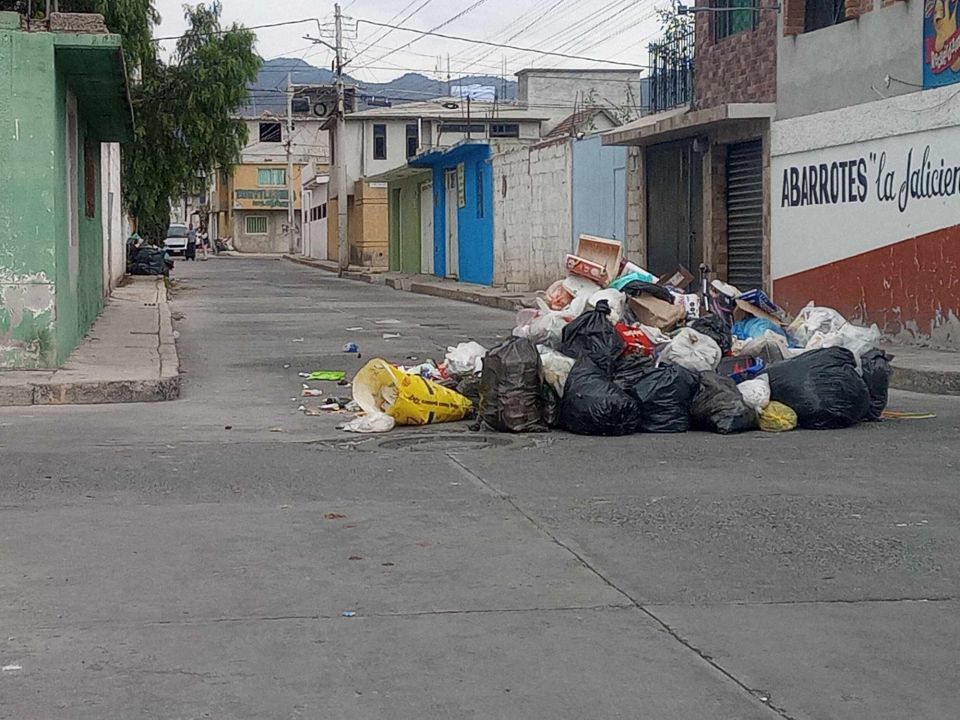 Ante crisis de recolección, protestan vecinos en Pachuca colocando basura en medio de las calles